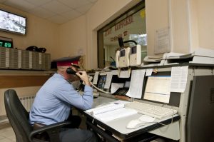 Полицейские Южного округа Москвы подозревают женщину в ограблении пенсионерки Полицейские Южного округа Москвы подозревают женщину в ограблении пенсионерки