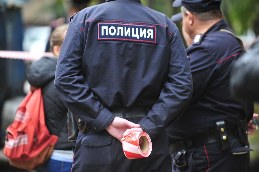 Полиция ищет неизвестных, устроивших стрельбу в подъезде дома на юге Москвы