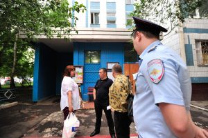 19 июля 2016 года. Участковый Виктор Куся беседует с жильцами седьмого подъезда дома № 21 по улице Братеевской 19 июля 2016 года. Участковый Виктор Куся беседует с жильцами седьмого подъезда дома № 21 по улице Братеевской
