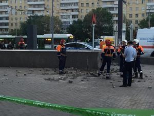 Сотрудники экстренных служба около станции "Войковская". Фото социальные сети. Сотрудники экстренных служба около станции "Войковская". Фото социальные сети.