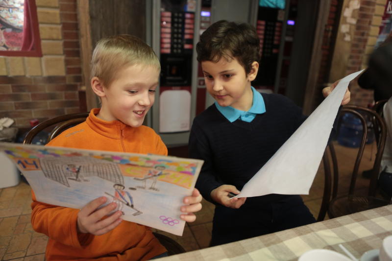 Дети из Братеевского района научились искусству хохломской росписи