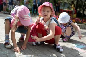 В Царицыно организуют конкурс детских рисунков на асфальте. Фото: "Вечерняя Москва"