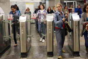 На станциях метро «Южная» и «Пражская» установят летние двери