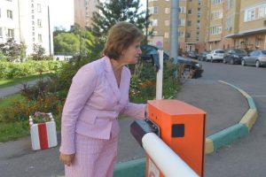 Шлагбаумы установят во дворе на Нагатинской набережной Шлагбаумы установят во дворе на Нагатинской набережной