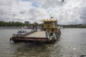 Из Москвы-реки в районе Братеево подняли затонувшие корабли. Фото: "Вечерняя Москва"