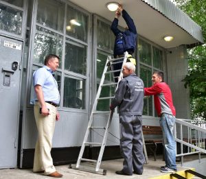 До конца года в Орехово-Борисово Северном отремонтируют 135 подъездов 