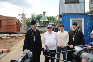 Депутат Госдумы Владимир Ресин (второй слева) осматривает храм Живо- начальной Троицы на улице Днепропетровская.