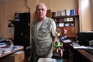 8 июля 2016 года. Заведующий лабораторией ВТИ Анатолий Беляков показывает одну из наград за достижения в науке 8 июля 2016 года. Заведующий лабораторией ВТИ Анатолий Беляков показывает одну из наград за достижения в науке
