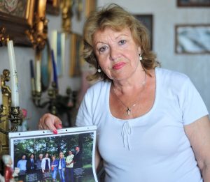 21 июня 2016 года. Ирина Шамовская показывает коман- ду, которая помогла найти могилу отца в Германии