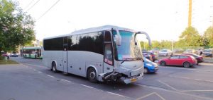 Пешеход пострадал при аварии автобуса и легковушки на юге Москвы