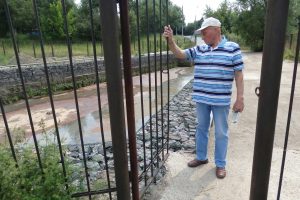 1 июля 2016 года. Парк «Покровский». Местный житель Александр Гнутов указывает на зловонный сток воды в очистном сооружении