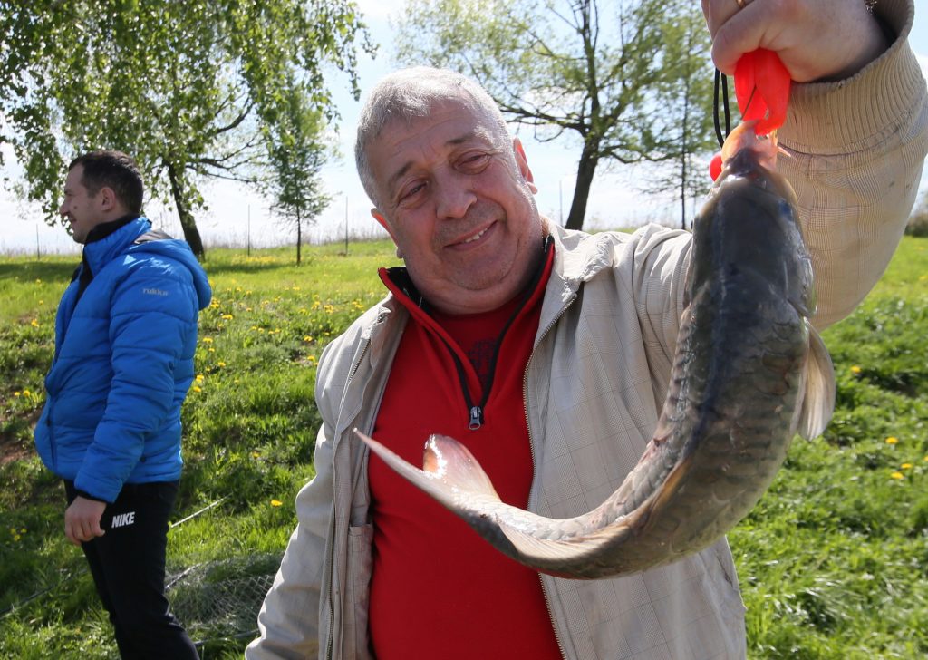 Каждое утро в Братееве свободные места на берегах занимают рыбаки