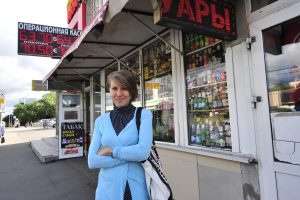 Жительница округа Наташа Смирнова рассказывает, что у этих палаток у станции метро «Коломенское» вечером собираются пьяные компании Жительница округа Наташа Смирнова рассказывает, что у этих палаток у станции метро «Коломенское» вечером собираются пьяные компании
