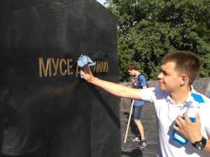 Традиционный субботник прошел у памятника Мусе Джалилю. Фото: источник Традиционный субботник прошел у памятника Мусе Джалилю. Фото: источник