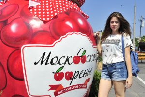 15 июля 2016 года. Ксения Ягодкина пришла за десертом на площадку на Ореховом бульваре 15 июля 2016 года. Ксения Ягодкина пришла за десертом на площадку на Ореховом бульваре