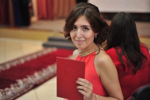 7 июля 2016 года. Выпускница Нина Кленова демонстрирует свой красный диплом 7 июля 2016 года. Выпускница Нина Кленова демонстрирует свой красный диплом