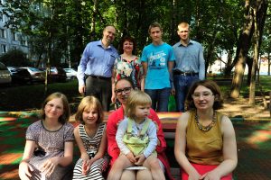 23 августа 2016 года. Семья Гривко в полном составе. Слева направо: папа Игорь Леонидович, мама Софья Геннадьевна, братья Василий и Николай (верхний ряд), сестры Вероника, Надежда, Татьяна (с Любой на руках) и Мария 23 августа 2016 года. Семья Гривко в полном составе. Слева направо: папа Игорь Леонидович, мама Софья Геннадьевна, братья Василий и Николай (верхний ряд), сестры Вероника, Надежда, Татьяна (с Любой на руках) и Мария