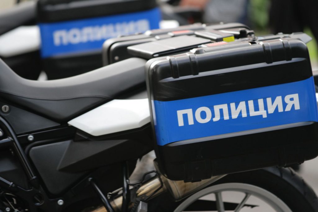 Полиция Москвы работает на месте гибели пешехода под колесами грузовика