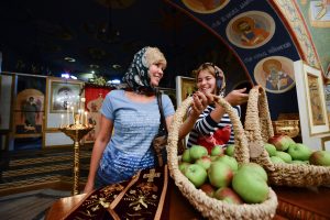 Москвичи смогут освятить яблоки и мед к Яблочному спасу в храмах Южного округа. Фото: «Вечерняя Москва» Москвичи смогут освятить яблоки и мед к Яблочному спасу в храмах Южного округа. Фото: «Вечерняя Москва»