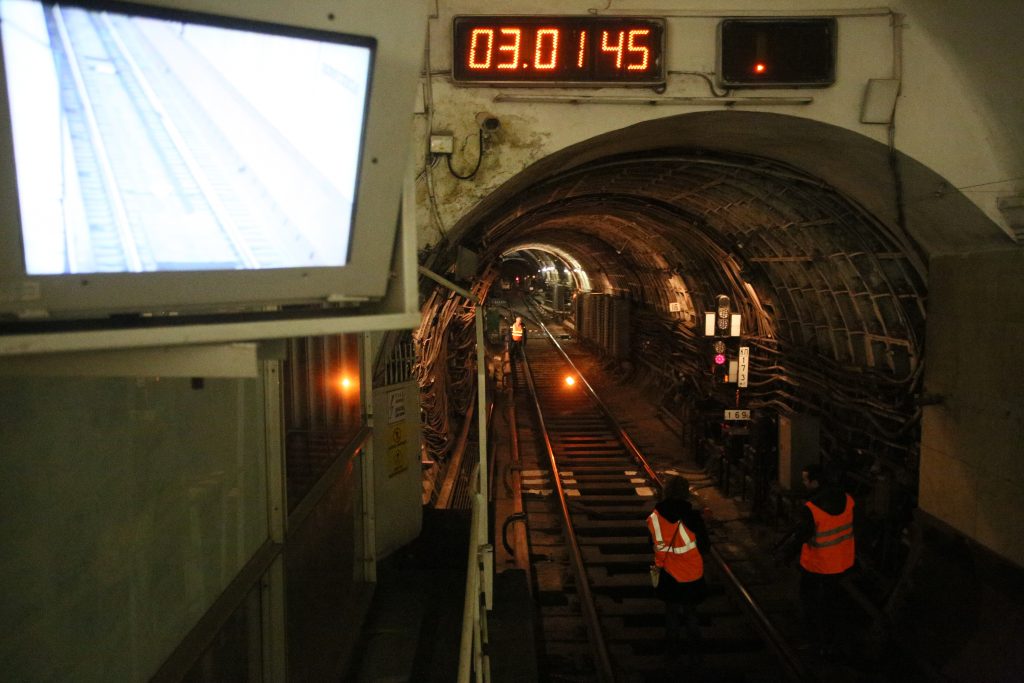 Москвичку вытащили из-под поезда при попытке суицида на метро «Домодедовская»