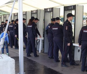 Полицейские Южного округа Москвы задержали подозреваемых в разбойном нападении на женщину