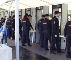Полицейские Южного округа Москвы задержали подозреваемых в разбойном нападении на женщину Полицейские Южного округа Москвы задержали подозреваемых в разбойном нападении на женщину