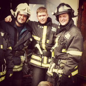 Пожарный ПО № 301 ГКУ «ПСЦ» Дмитрий Ладыкин (справа)
