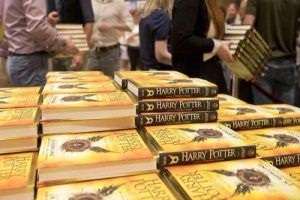 Восьмая часть истории о мальчике-волшебнике Гарри Поттере поступило в продажу на языке оригинала в московские книжные магазины. Фото: социальные сети.