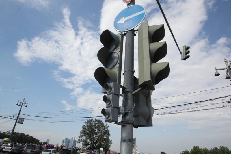 Более 50 светодиодных светофоров установят в восьми округах столицы