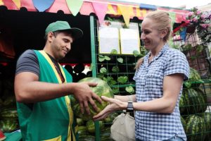 Более 50 точек по продаже арбузов и дынь открылось в Южном округе. Фото: "Вечерняя Москва" Более 50 точек по продаже арбузов и дынь открылось в Южном округе. Фото: "Вечерняя Москва"