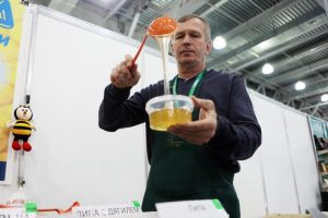Бесплатный маршрут отвезет на ярмарку меда в "Коломенском". Фото: "Вечерняя Москва" Бесплатный маршрут отвезет на ярмарку меда в "Коломенском". Фото: "Вечерняя Москва"