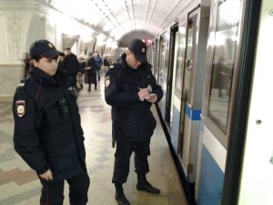 Станцию "Комсомольская" проверяют после сообщения об угрозе взрыва. Фото: "Вечерняя Москва" Станцию "Комсомольская" проверяют после сообщения об угрозе взрыва. Фото: "Вечерняя Москва"