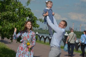 Почетный знак "Родительская слава города Москвы" получили две семьи из Южного округа. Фото: "Вечерняя Москва"