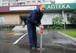 Столбики на парковке у центра госуслуг на Варшавском шоссе оказались съемными. Фото: "Вечерняя Москва" Столбики на парковке у центра госуслуг на Варшавском шоссе оказались съемными. Фото: "Вечерняя Москва"