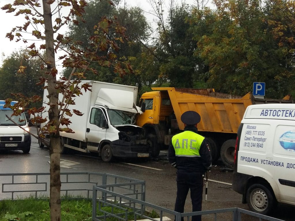 ГИБДД работает на месте массовой аварии на юге Москвы