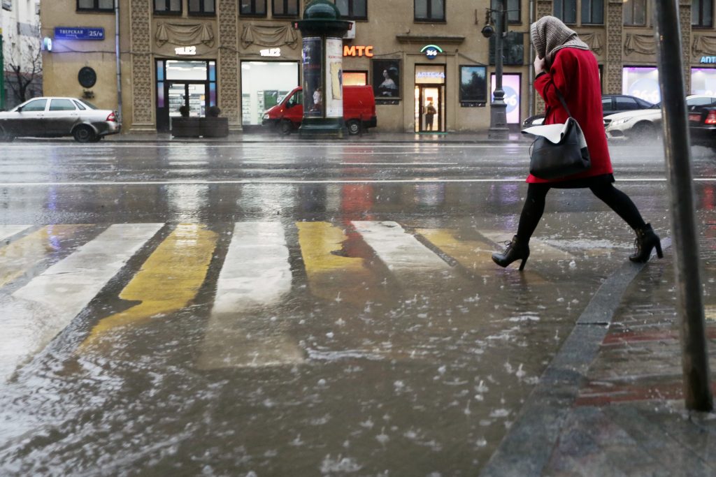 Дождь не прекращавшийся в течение ночи. Дождь в Москве. ВДНХ фото в дождь.