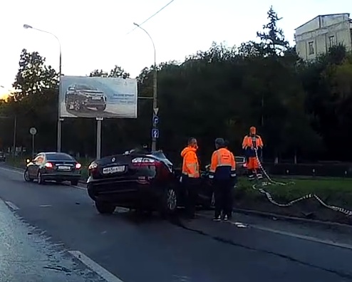 Полиция выясняет причины тройного ДТП с погибшим на юго-востоке Москвы