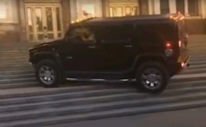 ГИБДД проверяет видео с «Хаммером» на лестнице МГУ