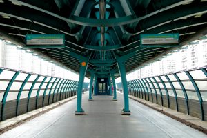 Пенсионера спасли из-под поезда в Московском метро