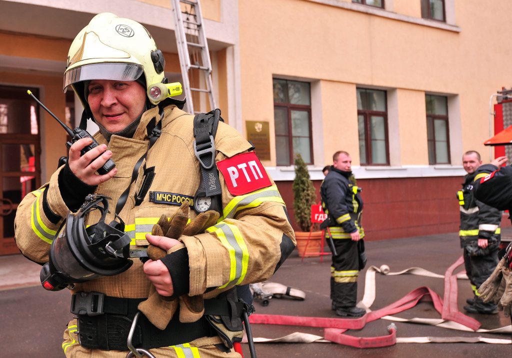 Пожарная служба москвы. Пожарный. Пожарный МЧС. Пожарный с радиостанцией. Пожарный РТП.