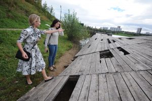 7 сентября 2016 года. Местная жительница показывает корреспонденту «ЮГ» Юлии Ворониной сломанный пирс