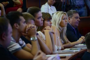Поэт Сергей Берсенев оценит стихи школьников из района Зябликово. Фото: "Вечерняя Москва" Поэт Сергей Берсенев оценит стихи школьников из района Зябликово. Фото: "Вечерняя Москва"