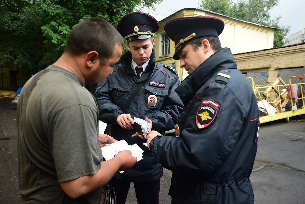 Сотрудники ГИБДД Южного округа Москвы задержали молодого человека, находившегося в международном розыске за убийство