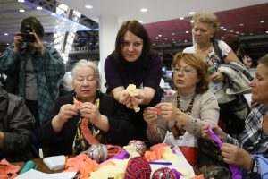 Пенсионеров западного Бирюлева научат росписи по ткани. Фото: "Вечерняя Москва"