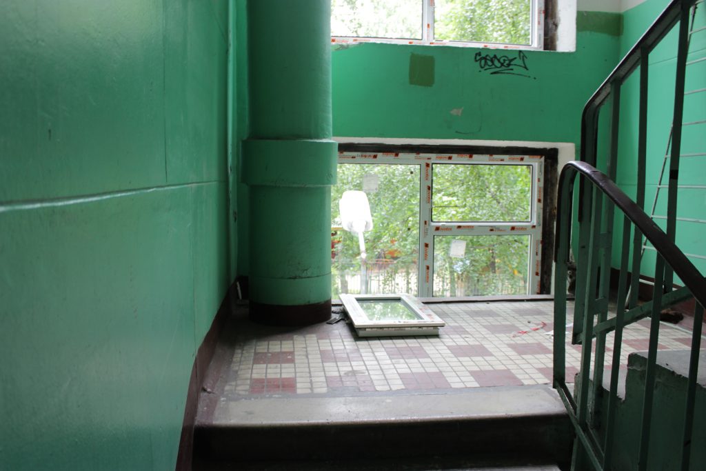Стеклопакеты обновили в подъездах восьми домов Донского района