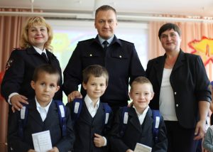 Начальник УВД по ЮАО поздравил детей из подшефного приюта с Днем Знаний Начальник УВД по ЮАО поздравил детей из подшефного приюта с Днем Знаний