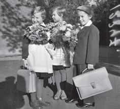 Советские школьники в форме, введенной в 1948 году
