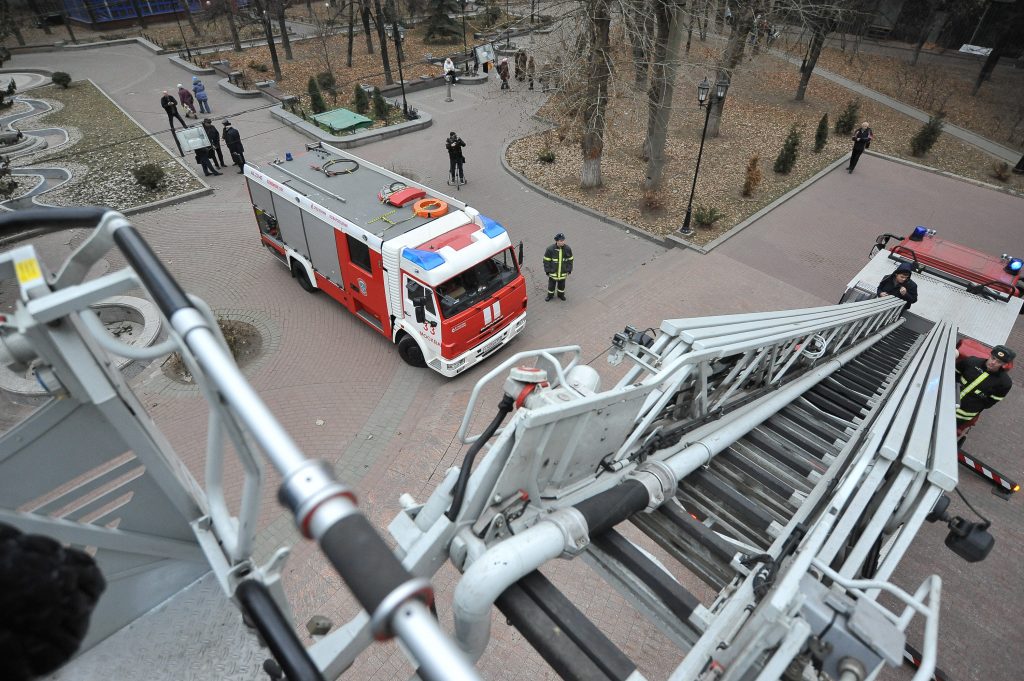 Сотрудники МЧС спасли четверых человек из пожара на юго-западе Москвы