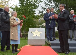 В Екатерининском парке прошло открытие памятника ветеранам-ополченцам. Фото: "Вечерняя Москва"