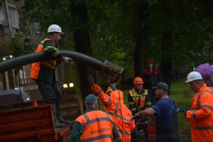 «Мосводоканал» устраняет затопление улицы на юго-востоке Москвы